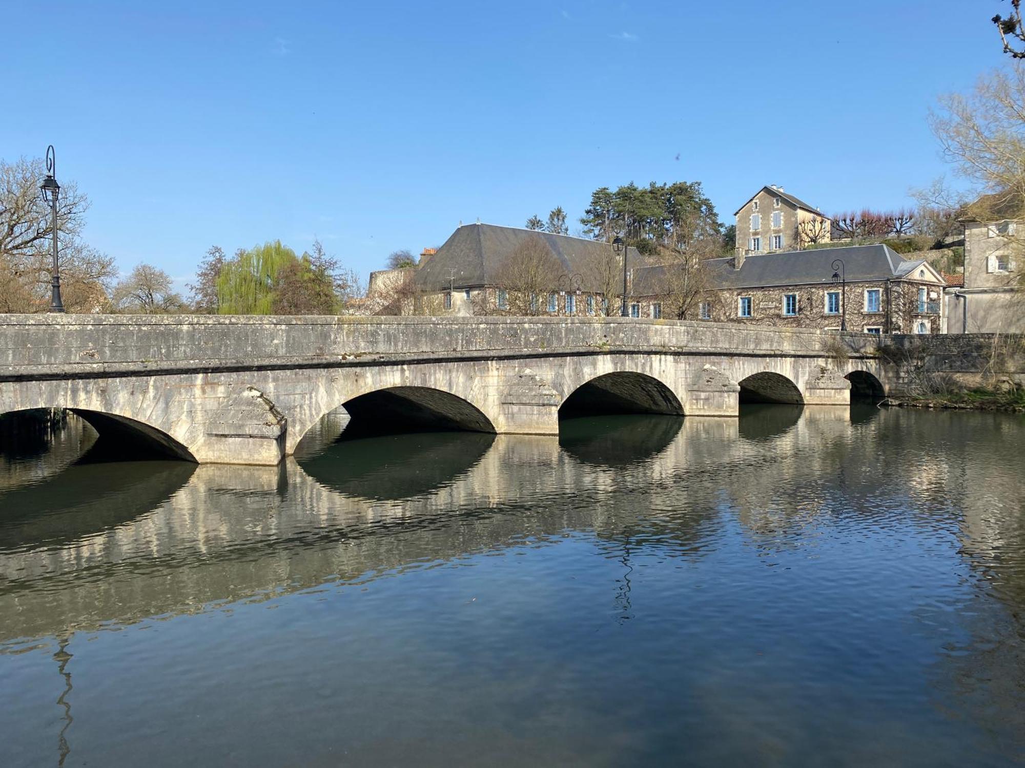 Logis Hotel Le Saint Georges Vivonne Exteriör bild