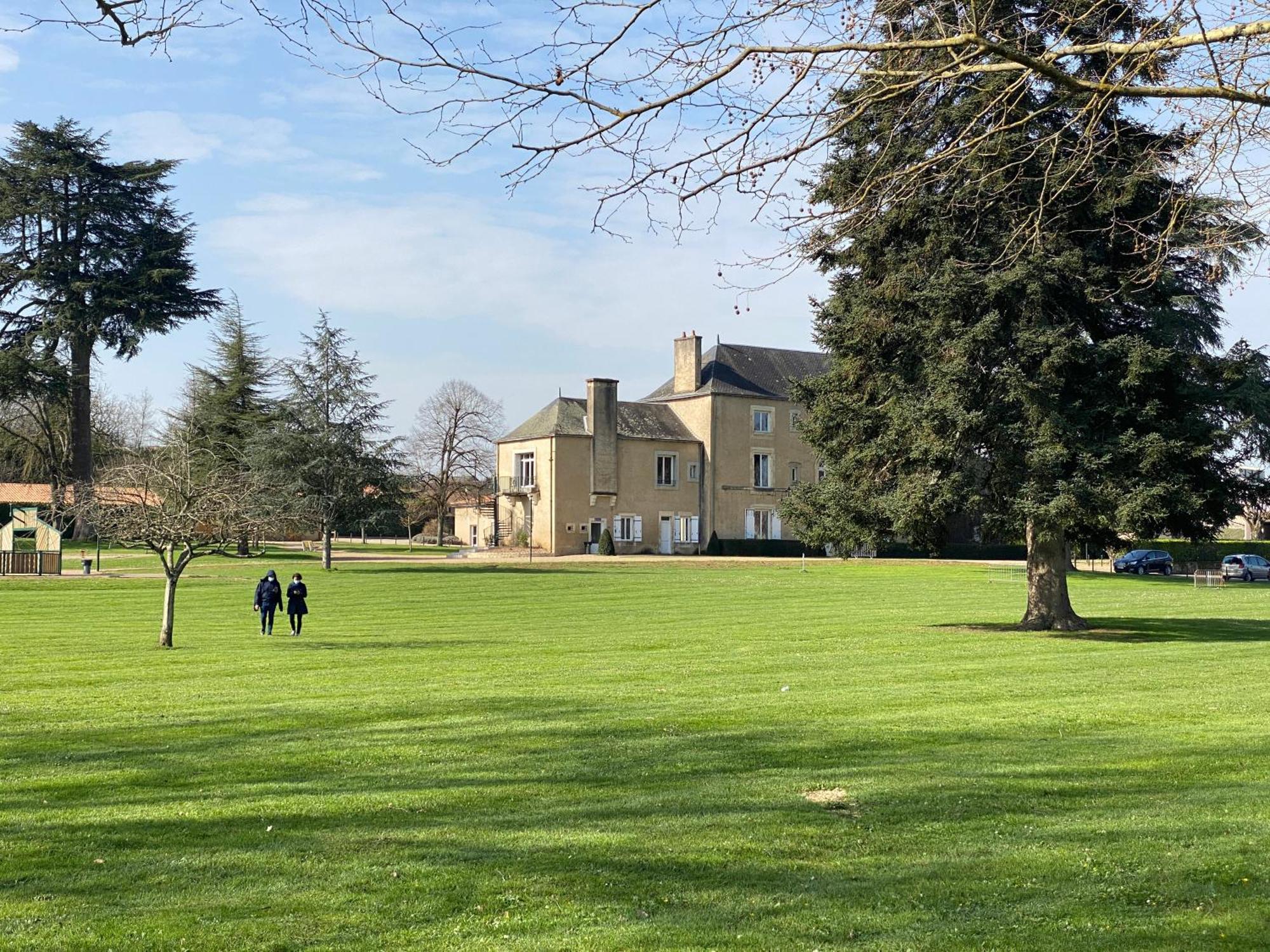 Logis Hotel Le Saint Georges Vivonne Exteriör bild