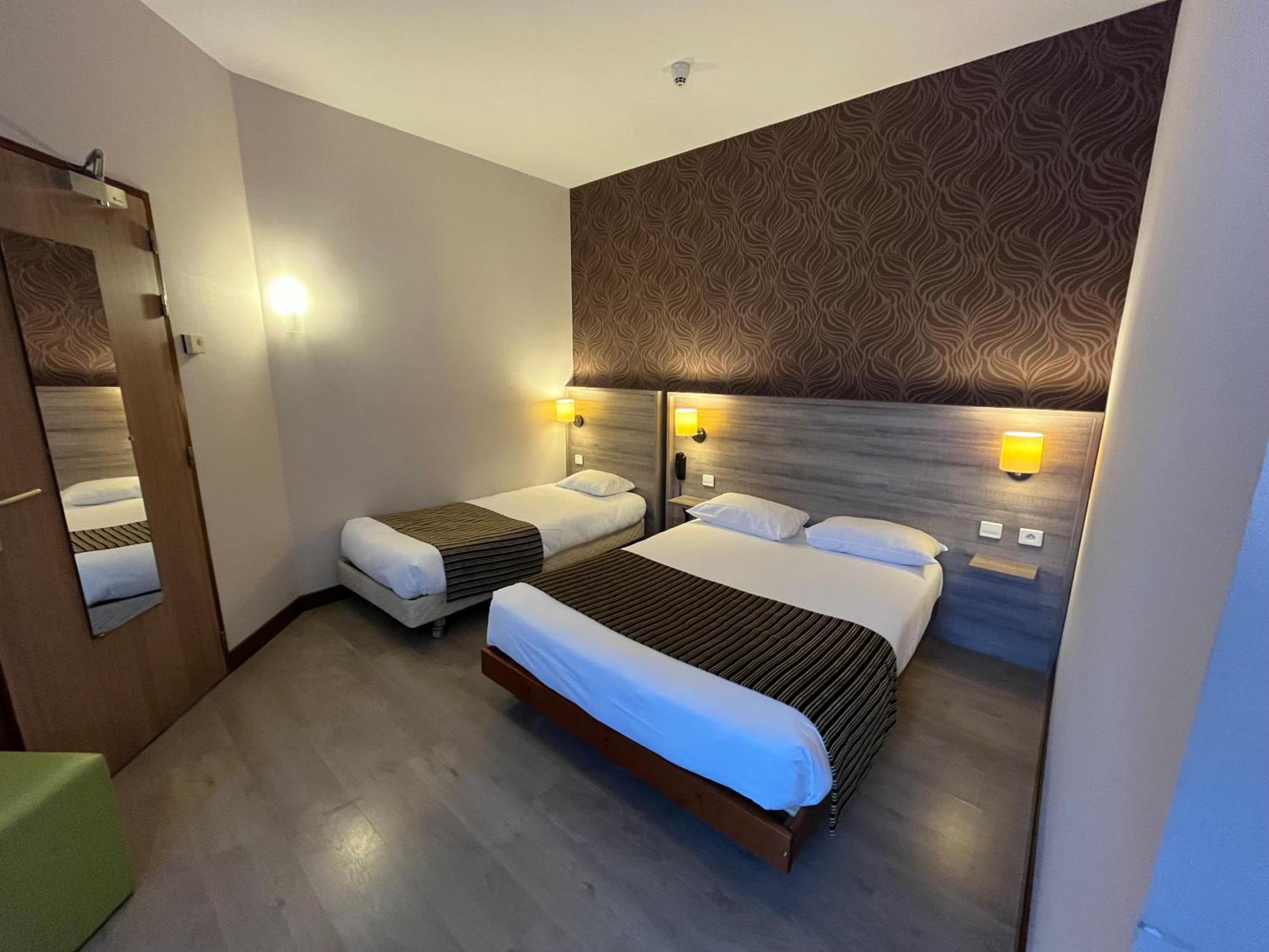 Logis Hotel Le Saint Georges Vivonne Exteriör bild