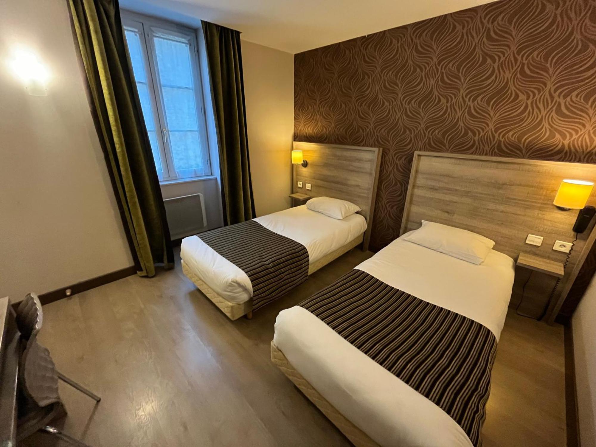 Logis Hotel Le Saint Georges Vivonne Exteriör bild